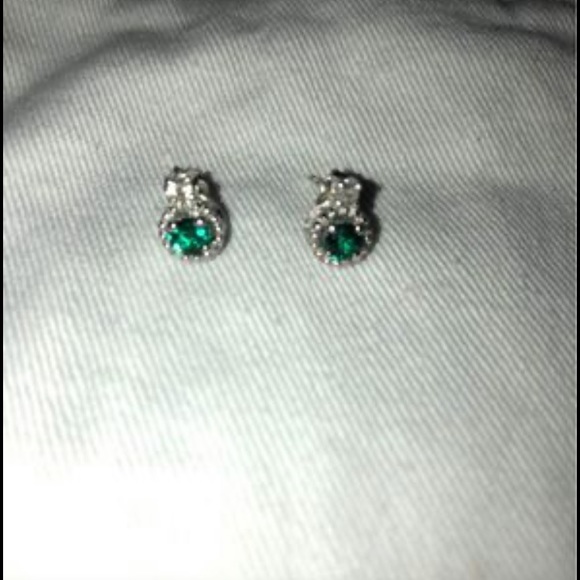 Emerald green earrings - Picture 2 of 3